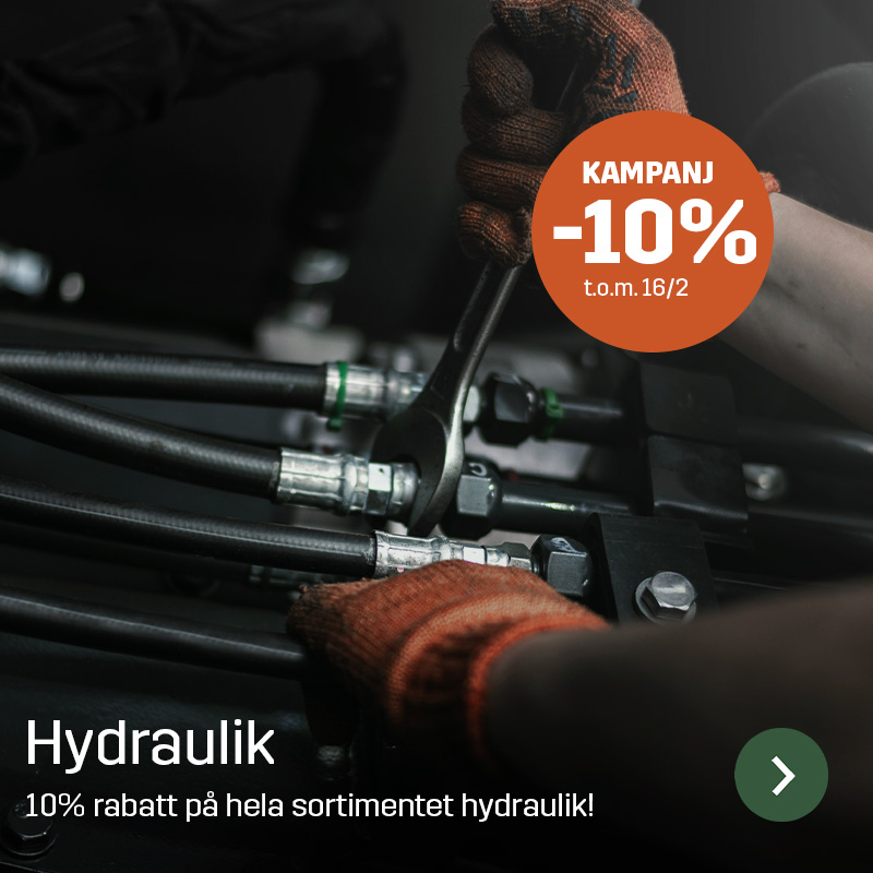 Närbild på hydraulslangar och kopplingar som dras åt med fastnyckel, händer med arbetshandskar syns i bild. Sagros hydraulkomponenter visas i samband med service och montering på maskin, med kampanjmarkering för hydrauliksortimentet.