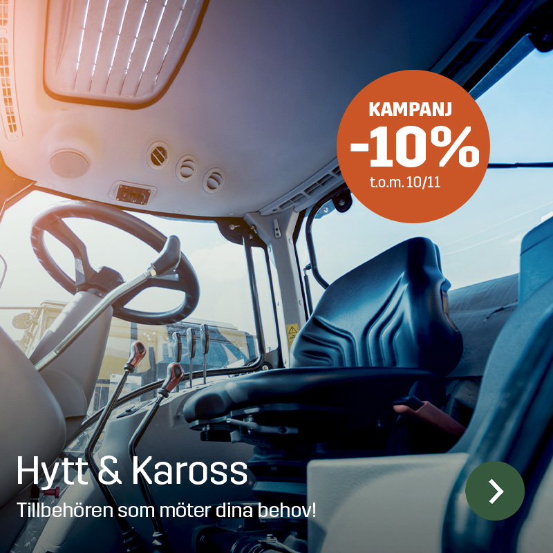 Invändig vy av en traktorkabin med förarstol, ratt och reglage i fokus. Sagros sortiment inom hytt- och karosstillbehör erbjuder delar för reparation och underhåll av traktorers arbetsmiljö.