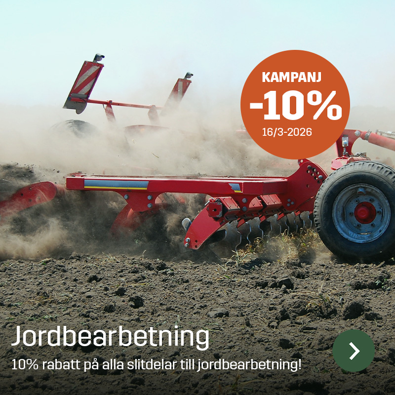 Jordbearbetningsredskap i arbete på åker, där tallrikar bearbetar jorden och damm yr runt maskinen. Sagros slitdelar för jordbearbetning används för att hålla redskap som harvar och kultivatorer i drift under säsongen.