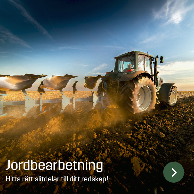 Traktor med monterad plog bearbetar åkermark och vänder jorden under körning. Sagros slitdelar för jordbearbetningsredskap används på redskap för arbete i fält.