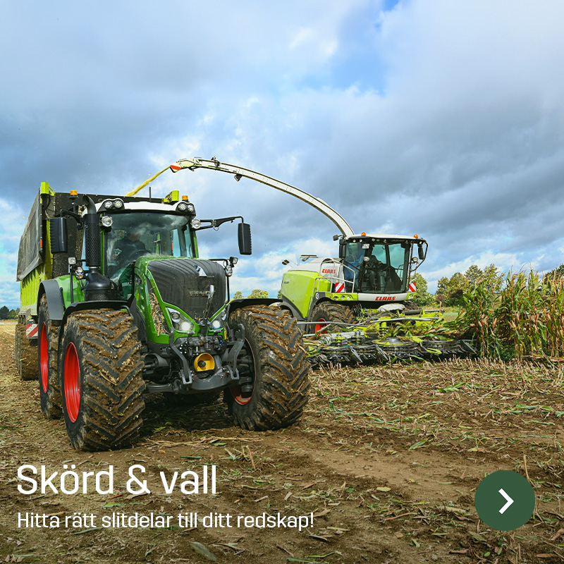 Traktor med vagn kör bredvid en självgående exakthack som skördar majs och blåser materialet i vagnen. Bilden visar grovfoderskörd i fält, med maskiner som Sagros erbjuder slitdelar och reservdelar till.