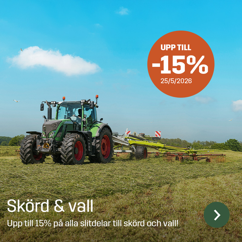 Traktor med strängläggare arbetar på ett nyslaget vallfält under klar himmel. Sagros kampanj för slitdelar inom skörd och vall visas tillsammans med erbjudande upp till 15 % på reservdelar och tillbehör.