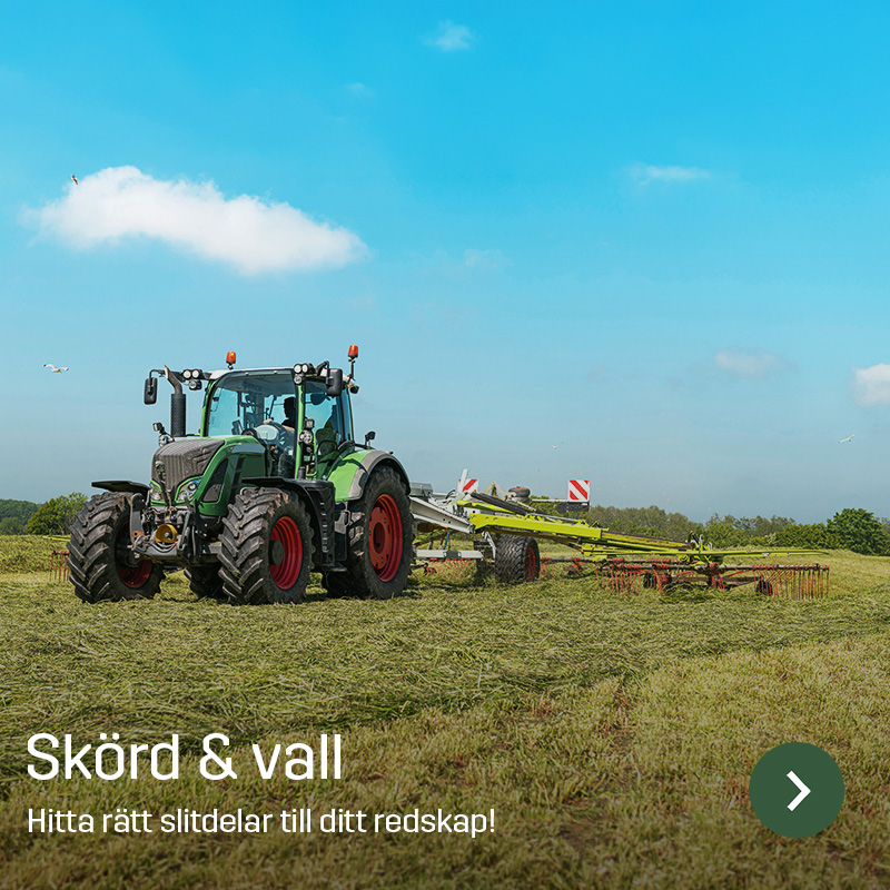 Traktor med strängläggare arbetar på skördat fält under klar himmel. Sagros slitdelar och reservdelar för vallskörd och grovfoderhantering visas i användning på lantbruksmaskin.