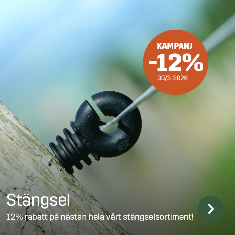 Närbild på en svart stängselisolator monterad på trästolpe med eltråd införd. Sagros slitdel används för att hålla eltråd isolerad och korrekt placerad i stängsel för betesmarker.